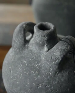 Aardewerk Kruikje Met Twee Oren En Smalle Tuit, Brynxz -Woondecoratie aardewerk kruikje met twee oren en smalle tuit brynxz 3