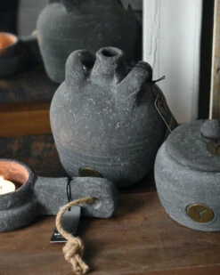 Aardewerk Kruikje Met Twee Oren En Smalle Tuit, Brynxz -Woondecoratie aardewerk kruikje met twee oren en smalle tuit brynxz 5