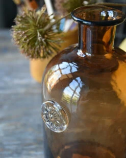 Apothekers Fles Van Bruin Glas Met Sierlijk Embleem, IB Laursen -Woondecoratie apothekers fles van bruin glas met sierlijk embleem ib laursen 3