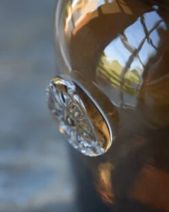 Apothekers Fles Van Bruin Glas Met Sierlijk Embleem, IB Laursen -Woondecoratie apothekers fles van bruin glas met sierlijk embleem ib laursen 4