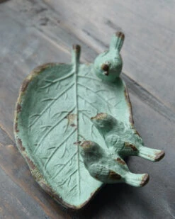 Blad Met 3 Vogeltjes Als Schaaltje In Antiek Turkoois -Woondecoratie blad met 3 vogeltjes als schaaltje in antiek turkoois 3