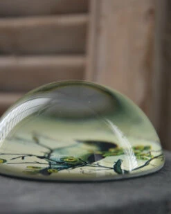 Brocante Glazen Halve Bol Vogel Op Tak, Groot -Woondecoratie brocante glazen halve bol vogel op tak groot 5