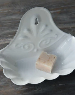 Woondecoratie -Woondecoratie brocante zeep bakje wit emaille ib laursen 1