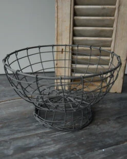 Woondecoratie -Woondecoratie draad mand etagere op voet 1