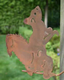 Eekhoorn Zittend Op Stok Ecoroest Tuindecoratie