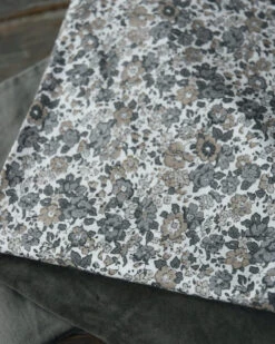 Gebloemde Kussenhoes Met Grijze En Taupe Bloemen, IB Laursen -Woondecoratie gebloemde kussenhoes wit met grijze en taupe bloemen ib laursen 2