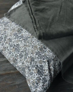 Gebloemde Kussenhoes Met Grijze En Taupe Bloemen, IB Laursen -Woondecoratie gebloemde kussenhoes wit met grijze en taupe bloemen ib laursen 3