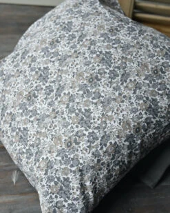 Gebloemde Kussenhoes Met Grijze En Taupe Bloemen, IB Laursen -Woondecoratie gebloemde kussenhoes wit met grijze en taupe bloemen ib laursen 4