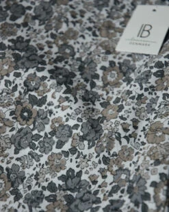 Gebloemde Kussenhoes Met Grijze En Taupe Bloemen, IB Laursen -Woondecoratie gebloemde kussenhoes wit met grijze en taupe bloemen ib laursen 5