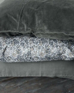 Gebloemde Kussenhoes Met Grijze En Taupe Bloemen, IB Laursen -Woondecoratie gebloemde kussenhoes wit met grijze en taupe bloemen ib laursen 6