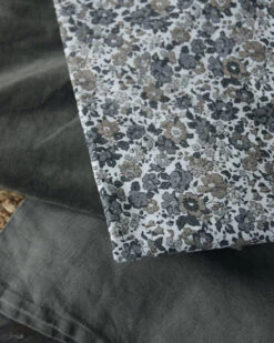 Gebloemde Kussenhoes Met Grijze En Taupe Bloemen, IB Laursen -Woondecoratie gebloemde kussenhoes wit met grijze en taupe bloemen ib laursen 7