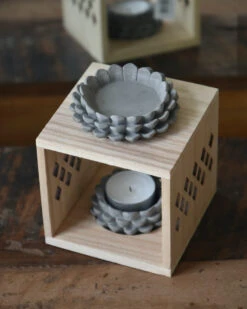 Geur Brander Van Hout Met Aardewerk Cupjes