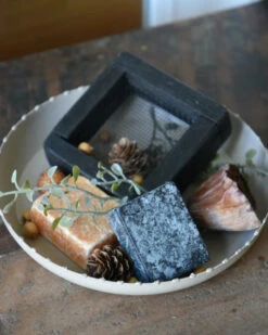 Geur-set Twee Amber Blokjes Met Schaaltje, Rasp En Decoratie -Woondecoratie geur set twee amber blokjes met schaaltje rasp en decoratie 2