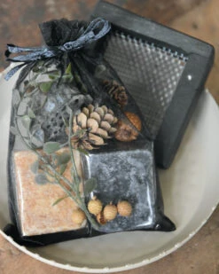 Geur-set Twee Amber Blokjes Met Schaaltje, Rasp En Decoratie -Woondecoratie geur set twee amber blokjes met schaaltje rasp en decoratie 3