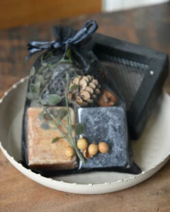 Geur-set Twee Amber Blokjes Met Schaaltje, Rasp En Decoratie -Woondecoratie geur set twee amber blokjes met schaaltje rasp en decoratie 5