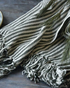 Geweven Sprei Olijfgroen Gebroken Wit Gestreept Met Kwastjes, IB Laursen -Woondecoratie geweven sprei olijfgroen gebroken wit gestreept met kwastjes ib laursen 2