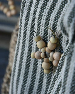 Geweven Sprei Olijfgroen Gebroken Wit Gestreept Met Kwastjes, IB Laursen -Woondecoratie geweven sprei olijfgroen gebroken wit gestreept met kwastjes ib laursen 5