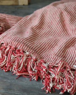 Geweven Woonkleed/ Sprei Gebroken Wit Met Fijne Rode Strepen, IB Laursen