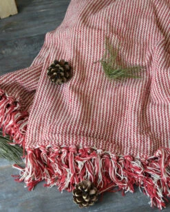 Geweven Woonkleed/ Sprei Gebroken Wit Met Fijne Rode Strepen, IB Laursen 12 Geweven Woonkleed/ Sprei Gebroken Wit Met Fijne Rode Strepen, IB Laursen -Woondecoratie geweven woonkleed sprei gebroken wit met fijne rode strepen ib laursen 1 2