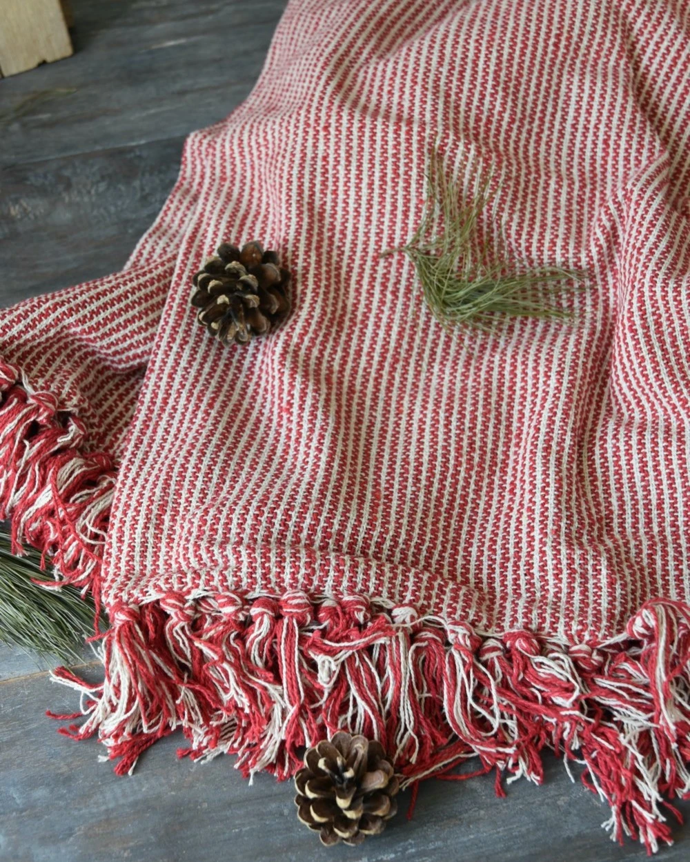 Geweven Woonkleed/ Sprei Gebroken Wit Met Fijne Rode Strepen, IB Laursen 5 Geweven Woonkleed/ Sprei Gebroken Wit Met Fijne Rode Strepen, IB Laursen - Afbeelding 3