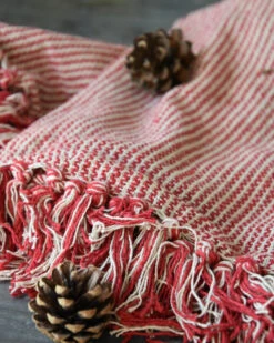 Geweven Woonkleed/ Sprei Gebroken Wit Met Fijne Rode Strepen, IB Laursen 14 Geweven Woonkleed/ Sprei Gebroken Wit Met Fijne Rode Strepen, IB Laursen -Woondecoratie geweven woonkleed sprei gebroken wit met fijne rode strepen ib laursen 1 4