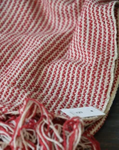 Geweven Woonkleed/ Sprei Gebroken Wit Met Fijne Rode Strepen, IB Laursen 17 Geweven Woonkleed/ Sprei Gebroken Wit Met Fijne Rode Strepen, IB Laursen -Woondecoratie geweven woonkleed sprei gebroken wit met fijne rode strepen ib laursen 1 7