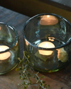 Glazen Theelichten In Parelmoer Groen Set Van Twee, Brynxz -Woondecoratie glazen theelichten in parelmoer groen set van twee brynxz 2