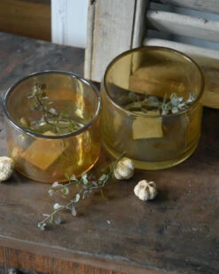 Woondecoratie -Woondecoratie glazen theelichten in parelmoer warm zonnig set van twee brynxz 1