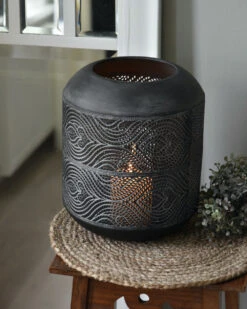 Groot Rond Metalen Windlicht Met Sierlijk Glooiend Gaatjes Patroon -Woondecoratie groot rond metalen windlicht met sierlijk gaatjes patroon 2