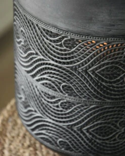 Groot Rond Metalen Windlicht Met Sierlijk Glooiend Gaatjes Patroon -Woondecoratie groot rond metalen windlicht met sierlijk gaatjes patroon 3