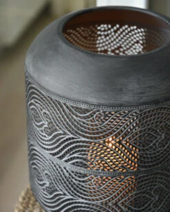 Groot Rond Metalen Windlicht Met Sierlijk Glooiend Gaatjes Patroon -Woondecoratie groot rond metalen windlicht met sierlijk gaatjes patroon 4