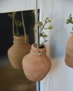 Handgemaakte Aardewerk Flesjes Met Ophang Touw Set Van 3, IB Laursen 14 Handgemaakte Aardewerk Flesjes Met Ophang Touw Set Van 3, IB Laursen -Woondecoratie handgemaakte aardewerk flesjes met ophang touw set van 3 ib laursen 4