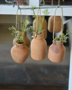 Handgemaakte Aardewerk Flesjes Met Ophang Touw Set Van 3, IB Laursen 15 Handgemaakte Aardewerk Flesjes Met Ophang Touw Set Van 3, IB Laursen -Woondecoratie handgemaakte aardewerk flesjes met ophang touw set van 3 ib laursen 5