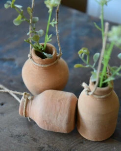 Handgemaakte Aardewerk Flesjes Met Ophang Touw Set Van 3, IB Laursen 17 Handgemaakte Aardewerk Flesjes Met Ophang Touw Set Van 3, IB Laursen -Woondecoratie handgemaakte aardewerk flesjes met ophang touw set van 3 ib laursen 7