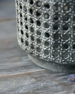 Hoge Lantaarn Van Metaal Met Gaatjes Patroon En Hengsel -Woondecoratie hoge lantaarn van metaal met gaatjes patroon en hengsel 2