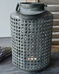 Hoge Lantaarn Van Metaal Met Gaatjes Patroon En Hengsel