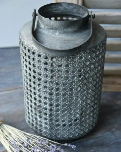 Hoge Lantaarn Van Metaal Met Gaatjes Patroon En Hengsel -Woondecoratie hoge lantaarn van metaal met gaatjes patroon en hengsel 3