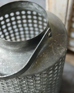 Hoge Lantaarn Van Metaal Met Gaatjes Patroon En Hengsel -Woondecoratie hoge lantaarn van metaal met gaatjes patroon en hengsel 4