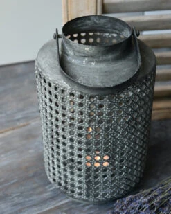 Hoge Lantaarn Van Metaal Met Gaatjes Patroon En Hengsel -Woondecoratie hoge lantaarn van metaal met gaatjes patroon en hengsel 5