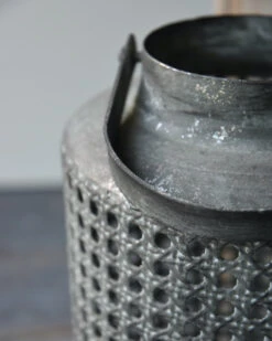 Hoge Lantaarn Van Metaal Met Gaatjes Patroon En Hengsel -Woondecoratie hoge lantaarn van metaal met gaatjes patroon en hengsel 6