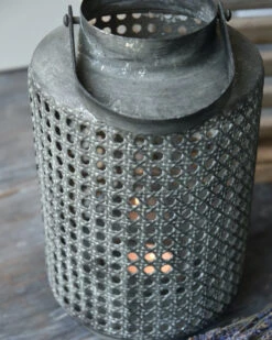 Hoge Lantaarn Van Metaal Met Gaatjes Patroon En Hengsel -Woondecoratie hoge lantaarn van metaal met gaatjes patroon en hengsel 7