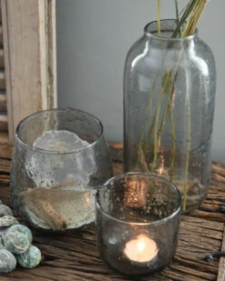 Iets Bolle Glazen Vaas Met Bubbels, Zilvermetaal En Grijze Gloed -Woondecoratie iets bolle glazen vaas met bubbels zilvermetaal en grijze gloed 2