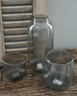 Iets Bolle Glazen Vaas Met Bubbels, Zilvermetaal En Grijze Gloed -Woondecoratie iets bolle glazen vaas met bubbels zilvermetaal en grijze gloed 5