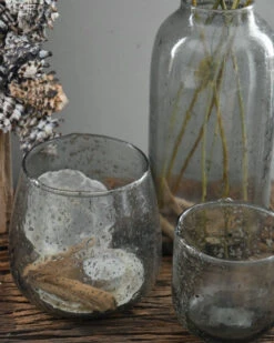 Iets Bolle Glazen Vaas Met Bubbels, Zilvermetaal En Grijze Gloed -Woondecoratie iets bolle glazen vaas met bubbels zilvermetaal en grijze gloed 6