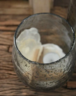 Iets Bolle Glazen Vaas Met Bubbels, Zilvermetaal En Grijze Gloed -Woondecoratie iets bolle glazen vaas met bubbels zilvermetaal en grijze gloed 7