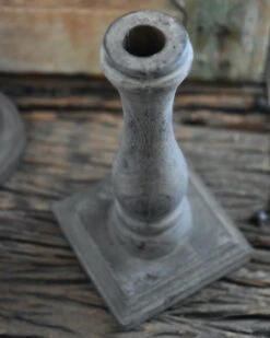 Kandelaar Met Vierkante Voet Van Be-Uniq -Woondecoratie kandelaar met vierkante voet van be uniq 6