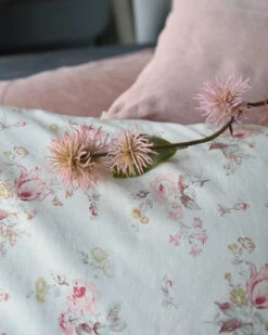 Kussenhoes Beige Met Coral/sand Rozen Vierkant, IB Laursen -Woondecoratie kussenhoes beige met coralsand rozen ib laursen 1 2