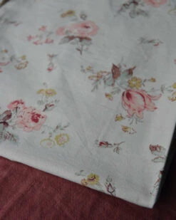 Kussenhoes Beige Met Coral/sand Rozen Vierkant, IB Laursen -Woondecoratie kussenhoes beige met coralsand rozen ib laursen 1 5