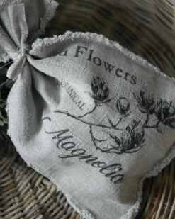 Linnen Geurzakje Met Magnolia Takken, Shabby -Woondecoratie linnen geurzakje met magnolia takken shabby 2