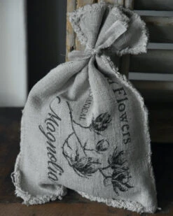 Linnen Geurzakje Met Magnolia Takken, Shabby -Woondecoratie linnen geurzakje met magnolia takken shabby 4